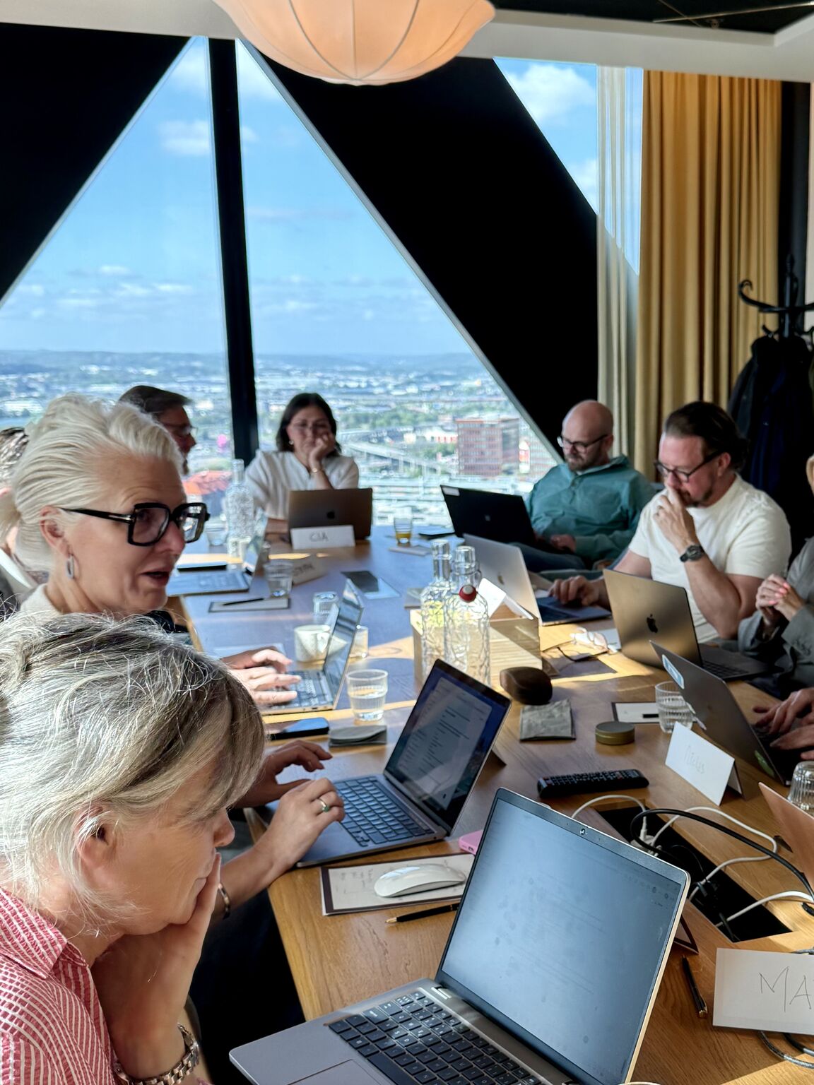 Tre deltagare samtalar under en paus på AI Bootcamp i Göteborg.