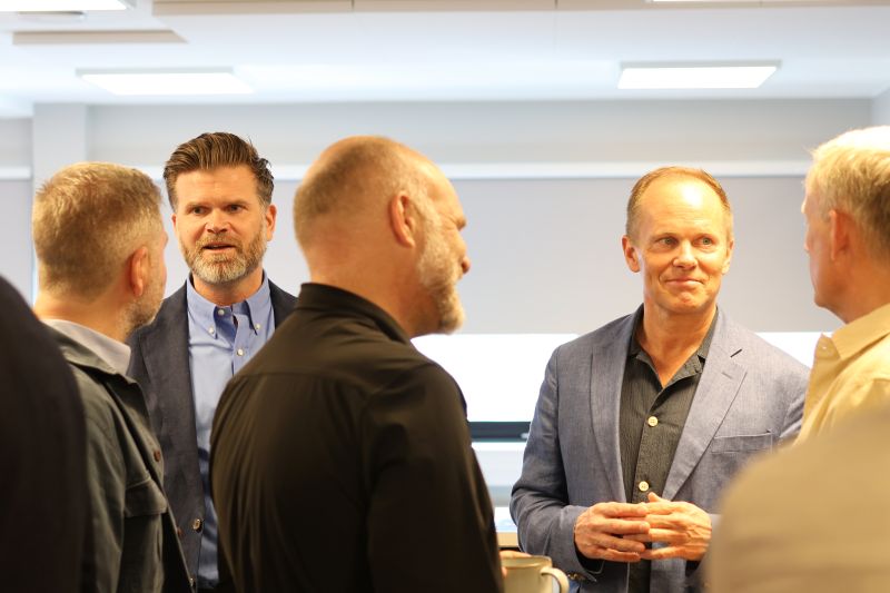 Gäster i ett engagerat samtal under en paus på ZAIPIENS Pre Launch Event.